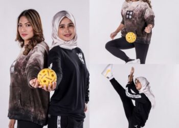 Atlet jelitawan takraw Alice Harun dan Suhaida Jafri (bertudung).