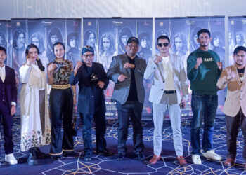 Shahrin Mohammad (empat dari kanan) bersama pengarah, Thorpe Ali (tengah) serta barisan pelakon filemTujuh Dua Belas.