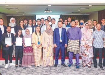 AHMAD Zulqarnain Onn (depan, enam kanan) bergambar bersama penerima biasiswa pada Majlis Penyerahan Biasiswa kepada Pelajar Pengambilan 2020 dan 2022.