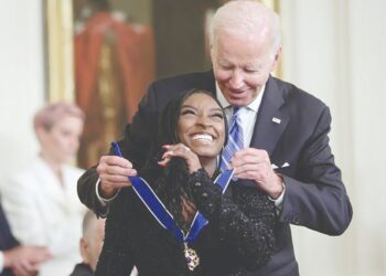RESIDEN AS, Joe Biden menyerahkan Pingat Kebebasan Presiden yang merupakan penghor­matan tertinggi kepada orang awam di AS  kepada Simone Biles.