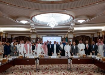 ANWAR Ibrahim ketika pertemuan bersama ketua industri perniagaan yang terlibat dalam sektor perdagangan serta pelbagai sektor strategik Arab Saudi.