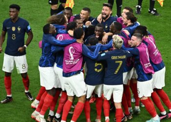 PEMAIN-pemain Perancis meraikan kejayaan mara ke separuh akhir selepas menewaskan England 2-1 dalam aksi suku akhir Piala Dunia Qatar, semalam. - AFP
