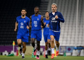 PEMAIN Perancis, (dari kiri), William Saliba,  Eduardo Camavinga dan Antoine Griezmann menjalani latihan di Doha, semalam. - AFP