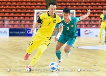 PEMAIN futsal negara, Syauqi Saud berjaya melepasi kawalan pemain Indonesia dalam aksi kedua Kumpulan A  Kejuaraan Futsal AFF 2022 di Bangkok.- IHSAN FAM