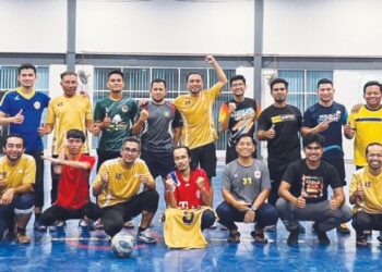 PARA pemain PWP dan UPK bergambar selepas perlawanan futsal persahabatan di Arena Futsal UTC Kangar, Perlis, baru-baru ini. – FOTO/ASYRAF MUHAMMAD
