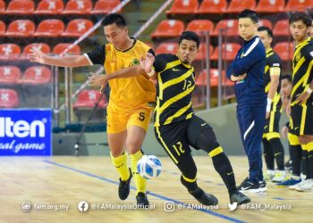 PEMAIN Malaysia (jersi hitam, kuning) cemerlang membelasah Brunei dalam Kejuaraan Futsal AFF di Bangkok hari ini. - IHSAN AFF/FAT