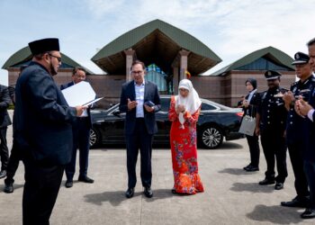 ANWAR Ibrahim dan isteri, Datuk Seri Dr. Wan Azizah Wan Ismail mengaminkan doa sebelum berangkat ke Labuan Bajo, Indonesia untuk menghadiri Sidang Kemuncak ASEAN ke-42. - TWITTER ANWAR IBRAHIM