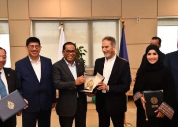 PEMETERAIAN MoU antara UIAM dan AJMI yang disaksikan Menteri Pendidikan Tinggi, Datuk Seri Mohamed Khaled Nordin (tengah) di Doha, Qatar, baru-baru ini.