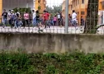 KEKECOHAN yang berlaku di pekarangan asrama pekerja kilang di Sri Gading, Batu Pahat, Johor.