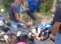 TANGKAP layar video pergaduhan sekumpulan remaja lelaki di tepi padang di Taman Mubibbah dekat Sungai Siput yang tular dalam media sosial. - UTUSAN