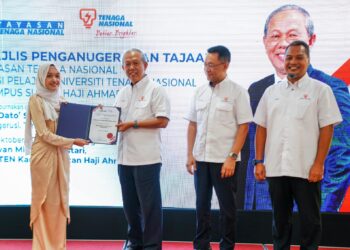 HASAN Arifin (tengah) diiringi Ketua Pegawai Insan TNB, Wahizan Abdul Rahman (kanan) dan Pengarah YTN, Mohamad Nor Azali Lajin (paling kanan) menyampaikan anugerah kepada penerima biasiswa dan dermasiswa di Kampus UNITEN Sultan Haji Ahmad Shah, Pahang, Sabtu lalu.