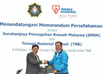 DATUK Ir. Baharin Din (kanan) dan Tan Sri Azam Baki (kiri) menandatangani dan menukar dokumen Memorandum Persefahaman (MoU) di Dewan Serbaguna Kelab Kilat TNB Bangsar pada 4 Oktober 2022 bagi meningkatkan kerjasama dengan SPRM.