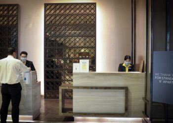 HOTEL di sekitar Putrajaya terus beroperasi walaupun dilaporkan ada hotel menghadapi kekurangan pekerja sejak kebenaran rentas negeri diumumkan. – Utusan/FAIZ ALIF AHMAD ZUBIR