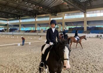 Sarah Suhairi berbakat dalam sukan kuda.