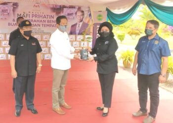 JALALUDDIN Alias (dua dari kiri) menerima benik pokok durian daripada Haslina di Stesen MARDI Jelebu, Simpang Durian, Jelebu hari ini.-UTUSAN/AFIFI HAFIZ MOHD NOR