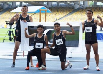 KUARTET Terengganu meraikan kejayaan mempertahankan pingat emas 4x100 meter pada Sukma 2022 di Bukit Jalil hari ini. - UTUSAN/FARIZ RUSADIO