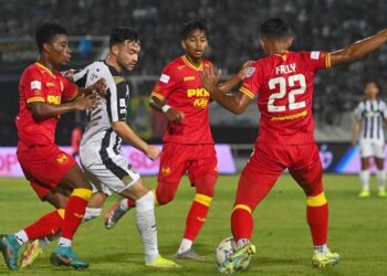 MANUEL Ott (dua, kiri) dikawal ketat pemain Selangor FC pada separuh akhir kedua Piala Malaysia di Stadium Sultan Mizan Zainal Abidin malam ini. - UTUSAN/PUQTRA HAIRRY ROSLI