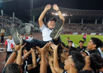 PEMAIN Terengganu menuulang jurulatih, Badrul Afzan Razali selepas menumpaskan Pulau Pinang untuk muncul juara bola sepak Sukma 2022 di Cheras. - UTUSAN/AMIR KHALID