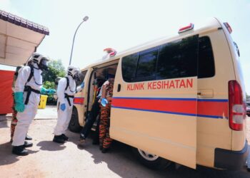 PASUKAN Hazmat melalukan pemeriksaan terhadap sebuah ambulans d yang dinaiki empat mangsa dalam kejadian dipercayai kebocoran gas dalam ambulans di Hospital Port Dickson, hari ini. - UTUSAN/MOHD. SHAHJEHAN MAAMIN
