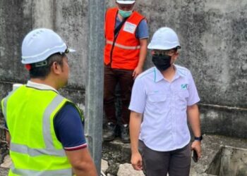 AMMAR Suhaimi (kanan) ketika melawat salah satu kawasan banjir di sekitar Lembah Klang, baru-baru ini.