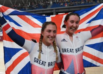 LAURA Kenny (kiri) dan Katie Archibald meraikan kejayaan memenangi pingat emas macara berbasikal adison wanita Sukan Olimpik Tokyo 2020 di Velodrom Izu, Jepun semalam. – AFP