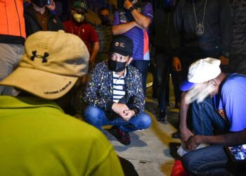 JALALUDDIN Alias menyapa individu jalanan tiada rumah dalam Operasi Menyelamatkan Gelandangan 4.0 di sekitar Kuala Lumpur, awal pagi tadi. – IHSAN JALALUDDIN ALIAS