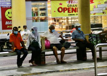Sebahagian gelandangan yang berusia 20 hingga 70-an boleh ditemui di sekitar kawasan Kompleks Tun Abdul Razak (KOMTAR), Georgetown, Pulau Pinang.- UTUSAN/AMIR IRSYAD OMAR