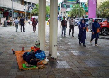 Seorang gelandangan tidur di Jalan Masjid India