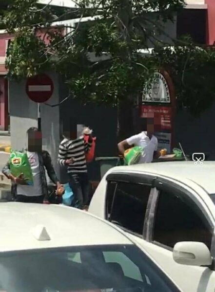 Pekerja asing pakai 'gelang pink' berpeleseran di Ayer ...