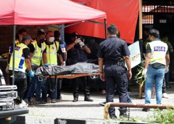 ANGGOTA polis mengangkat mayat lelaki yang maut dalam satu pergelutan di Flat Ashby Road, Sungai Senam di Ipoh, Perak,  hari ini. - UTUSAN/ZULFACHRI ZULKIFLI