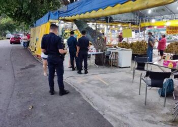 PEMERIKSAAN yang dijalankan anggota polis di gerai menjual durian yang tular dalam media sosial sejak semalam di Taman Ungku Tun Aminah, Skudai di Johor Bahru, Johor.