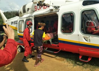 GERYON  Angen dari Kampung Piyel, Pos Bihai, Gua Musang, Kelantan dibawa menaiki helikopter untuk menerima rawatan di Hospital Gua Musang, hari ini. - IHSAN BOMBA