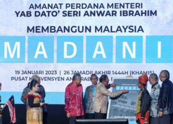 ANWAR Ibrahim melakukan gimik pelancaran buku 'Membangun Negara Madani’ di Pusat Konvensyen Antarabangsa Putrajaya (PICC), Putrajaya, hari ini. - UTUSAN/FAISOL MUSTAFA