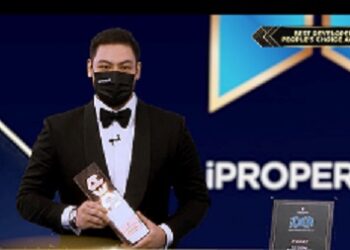 FD Idzham FD Iskandar menerima anugerah Pemaju Terbaik-Anugerah Pilihan Rakyat pada majlis Anugerah Pemaju Hartanah Cemerlang iProperty (iDEA) 2021.