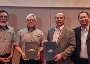 BADRULHISHAM Ab. Hapidz (dua dari kiri) dan Prof. Ir. Dr. Azmi Hassan (dua dari kanan) dalam majlis pemeteraian MoA di Bangi, semalam.