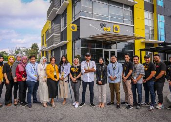 Khairil Muzamil Abdul Rahman (tengah) bersama kakitangan Go Eat di ibu pejabat syarikat itu di Cyberjaya baru-baru ini.