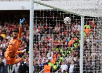 PENJAGA gol Tottenham, Hugo Lloris menyelamatkan percubaan Thomas Partey untuk memberi gol pembukaan buat Arsenal dalam aksi Liga Perdana Inggeris di Emirates malam ini. - AFP