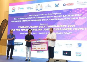 MOHD. Jamal Salleh (kanan) menyerahkan replika cek RM1, 121,500 untuk Yayasan Kanser Tunku Laksamana Johor kepada Tunku Putera Johor hasil kejohanan golf di The Els Club Desaru Coast, Kota Tinggi, Johor, baru-baru ini.