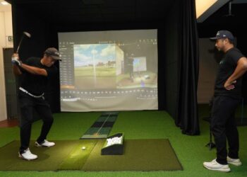 KELENGKAPAN peralatan moden di Golf Lab termasuk TrackMan versi terkini dengan teknologi canggih mampu membantu pemain mengesan kelemahan pukulan ketika melakukan hanyunan. - FOTO/MUHAMAD IQBAL ROSLI
