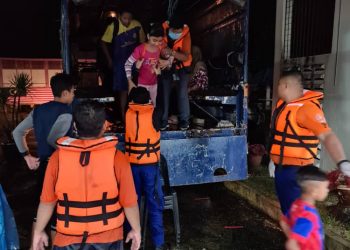 PENDUDUK Kampung Gong Pasir, Pasir Puteh, Kelantan, dipindahkan ke PPS SK Sungai Petai pukul 1 pagi ini.