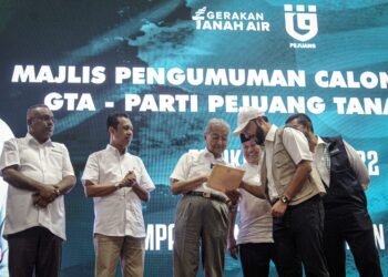 MAHATHIR Mohamad menyerahkan watikah pelantikan calon kepada anaknya, Mukhriz Mahathir pada majlis pengumuman calon GTA, di Bangi, Selangor, - UTUSAN/ FAIZ ALIF ZUBIR