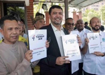 MARZUKI Yahya (tengah) bersama Mukhriz Mahathir (kanan) menunjukkan memorandum perlembagaan GTA pada sidang akhbar pendaftaran parti itu di pekarangan RoS, Putrajaya. - UTUSAN/ FAISOL MUSTAFA