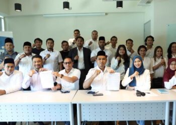 ABU Hafiz Salleh Hudin  (tiga dari kiri) dalam sidang akhbar Gerakan Muda, GTA di Putrajaya. - UTUSAN/FAISOL MUSTAFA