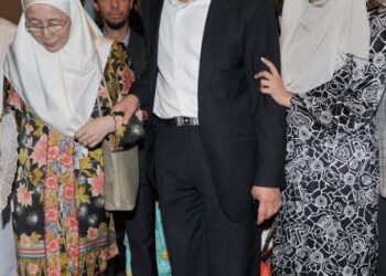 PELANTIKAN Nurul Izzah (kanan) sebagai Penasihat Kanan Ekonomi dan Kewangan kepada Perdana Menteri yang juga bapanya, Anwar Ibrahim (tengah) menerima kritikan kerana disifatkan sebagai nepotisme.