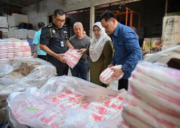 FUZIAH Salleh meninjau bekalan gula semasa melakukan lawatan kerja di sebuah syarikat pemborong di Kuala Terengganu, hari ini. - UTUSAN/PUQTRA HAIRRY ROSLI