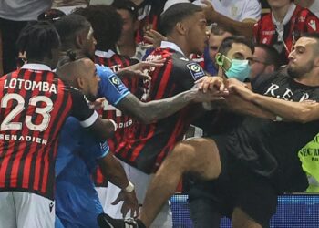 DIMITRI Payet (dua, kiri) bergaduh dengan penyokong dalam aksi Ligue 1 menentang Nice di Stadium Allianz Riviera, Nice awal pagi tadi. - AFP