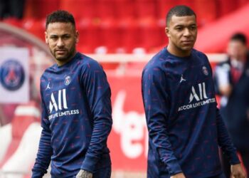 NEYMAR (kiri) dan Kylian Mbappe bergaduh lagi, sekali gus mencetuskan suasana tidak harmoni dalam kem PSG.