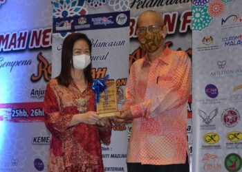 CHRISTINA Toh (kiri) ketika menerima cenderahati daripada Pengerusi MAH Negeri Sembilan Haziz Hassan pada Majlis Pelancaran Karnival MAH NS, Festival Makanan Negeri Sembilan 2022 Sempena Ramadan di Seremban, semalam. - FOTO/ZAKKINA WATI AHMAD TARMIZI