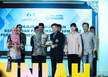 ISMAIL Othman menyampaikan keputusan SPM 2022 kepada salah seorang pelajar cemerlang negeri Kedah ketika majlis pengumuman di Sekolah Menengah Sains Sultan Mohamad Jiwa, Sungai Petani. - UTUSAN/ SHAHIR NOORDIN