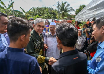 AHMAD Zahid Hamidi (tengah) ketika melawat dan meninjau rumah mangsa banjir Kampung Iboi yang telah siap dibina oleh KEDA di Desa KEDA Sadek, Kupang di Baling. -UTUSAN/ SHAHIR NOORDIN